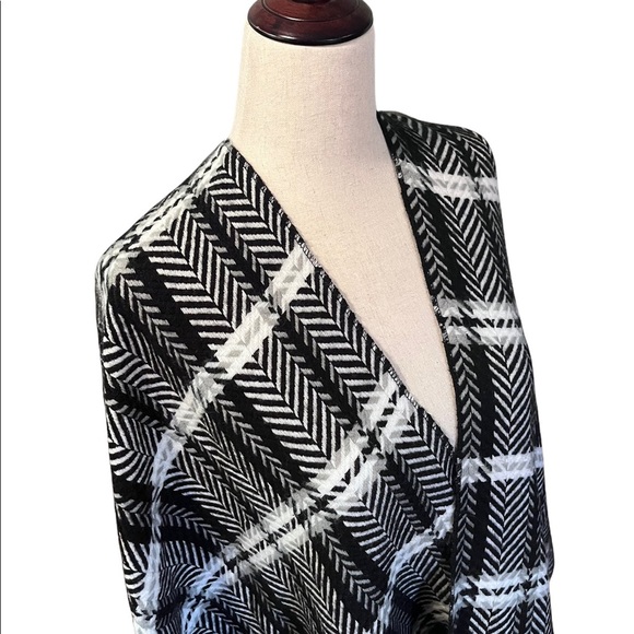 Black & White Checkered Open Poncho - Picture 4 of 4